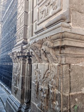 Calle colonial del centro hist&oacute;rico de Puebla con edificios tradicionales de ladrillo