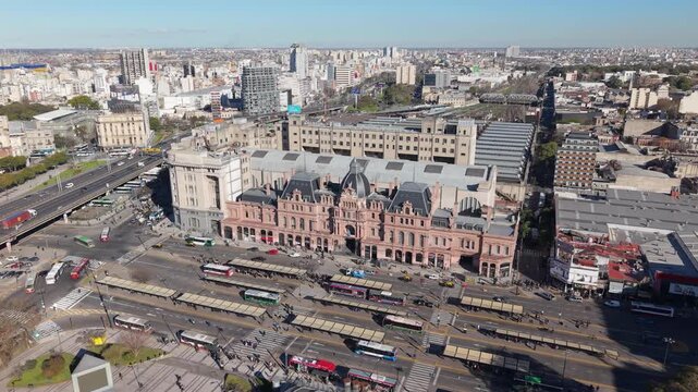 Estaci&oacute;n Plaza Constituci&oacute;n, terminal ferroviaria de la L&iacute;nea Roca y Monumento Hist&oacute;rico Nacional en Buenos Aires, Argentina