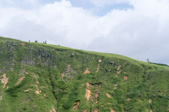 夏の緑豊かな国道292号線見晴台からの山岳風景