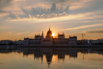 Fototapeta premium Golden sunrise over the Hungarian Parliament Building with water reflection in Budapest