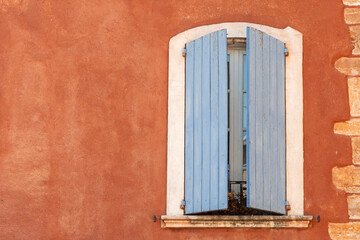 Obraz premium Fenster mit blauen Fensterläden, Rossillion