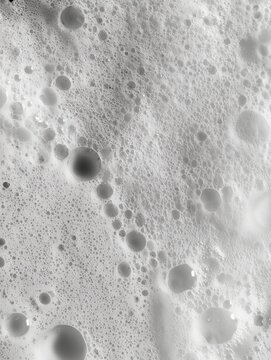 白い泡が密集して広がっている様子。洗浄や清掃関連の背景素材に適した泡のクローズアップ