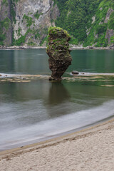 日本　北海道余市町・美しい砂浜と波打ち際の先にそびえる奇岩「えびす岩」 © pespiero