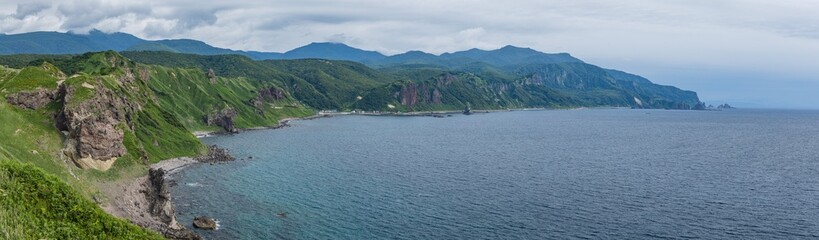 日本　北海道積丹町・神威岬の緑豊かな尾根を一望するダイナミックな大パノラマ © pespiero