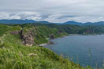 日本　北海道積丹町・神威岬の緑豊かな尾根を一望するダイナミックな大パノラマ © pespiero
