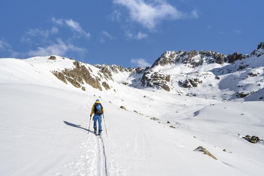 Ski tourers in a wintry mountain landscape, B&uuml;ndner Haute Route ski tour, Albula Alps, Rhaetian Alps, Grisons, Eastern Switzerland, Switzerland