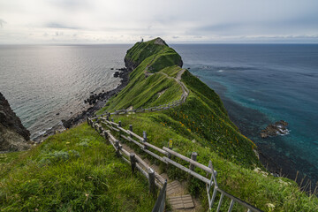 日本　北海道積丹町・神威岬の遊歩道から見渡す雄大な尾根と広大な日本海の絶景 © pespiero