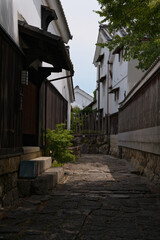近江八幡の白壁の蔵が並ぶ石畳の路地 © Tommy Saegusa