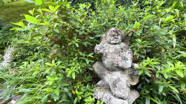 京都・愛宕念仏寺の千二百羅漢　苔むした石仏が並ぶ奥嵯峨の寺院風景