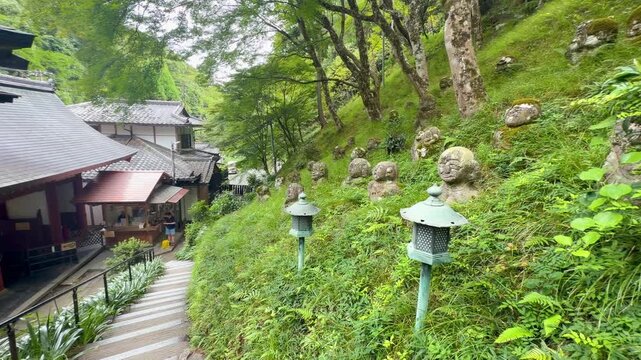 京都・愛宕念仏寺の千二百羅漢　苔むした石仏が並ぶ奥嵯峨の寺院風景