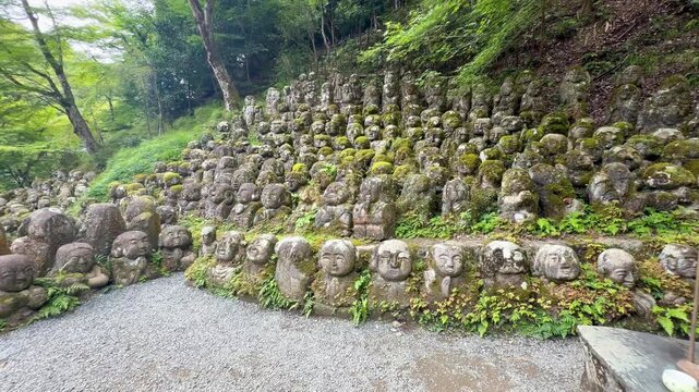 京都・愛宕念仏寺の千二百羅漢　苔むした石仏が並ぶ奥嵯峨の寺院風景