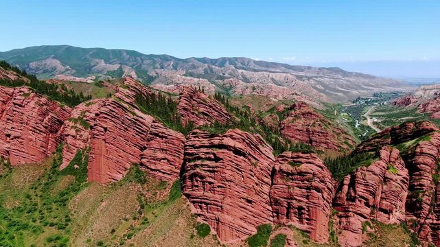 Drone moving backwards while the rock formations of Jeti-Og&uuml;z in Kyrgyzstan come into view.