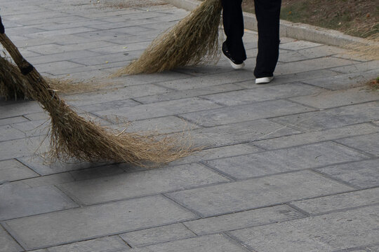 I am sweeping the road with a broom made of twigs.싸리빗자루로 길을 쓸고 있습니다.