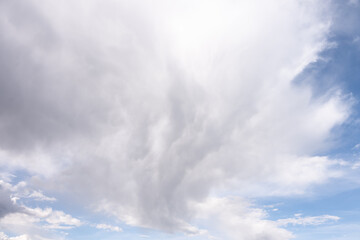 Obraz premium Light feathery cumulus cloud formation atmospheric phenomenon, as a nature background, Yellowstone National Park 