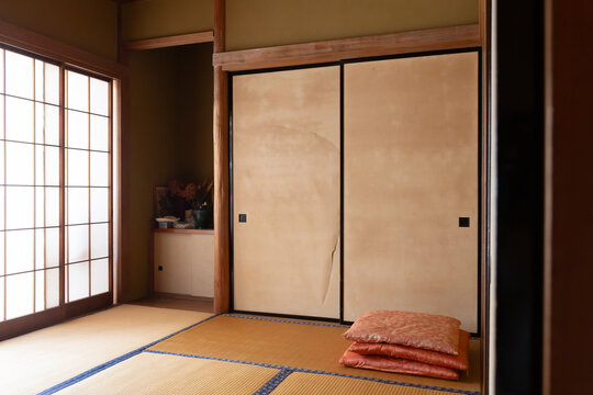 経年劣化が進んだ昭和中期の家屋の和室、古くなった一軒家のふすまと座布団、実家　押し入れ
