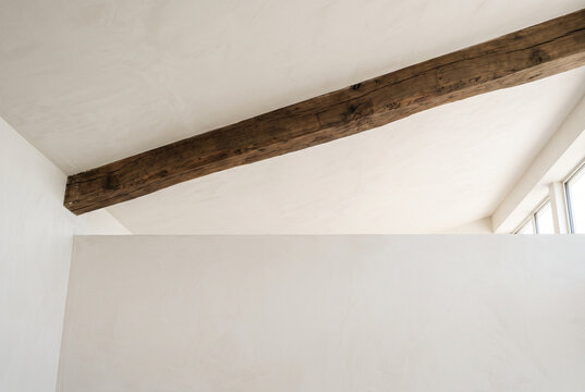 Ceiling with single beam as graphic element creating strong composition