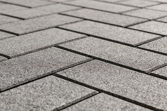 グレーのコンクリートブロック石畳ヘリンボーン舗装路面テクスチャ背景素材