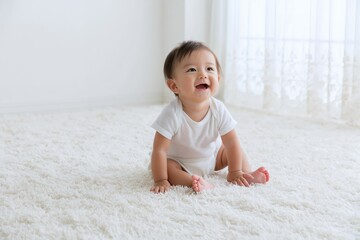 Fototapeta premium 満面の笑顔で上を見上げる可愛い日本人赤ちゃん