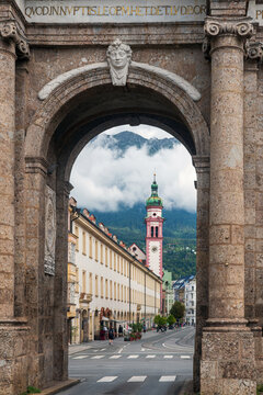 Vista di Maria-Theresien-Stra&szlig;e e della Spitalkirche attraverso l'Arco di Trionfo a Innsbruck, Tirolo, Austria