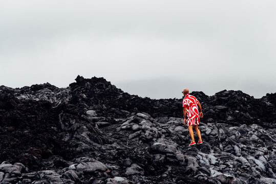 Paysage des coul&eacute;es de lave. Touriste visitant les coul&eacute;es de lave sur l'&icirc;le de La R&eacute;union. Homme en voyage sur de la lave fig&eacute;e.