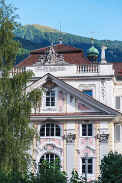 Palazzo Vescovile e dettagli architettonici a Bressanone con montagne sullo sfondo, Alto Adige, Italia