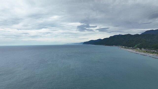 8月下旬となり夏も終わりの富山県朝日町宮崎海岸周辺の風景