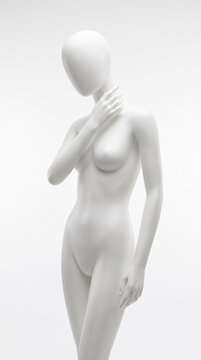 Maniqu&iacute; blanco s&oacute;lido sin costuras en una pose elegante de &aacute;ngulo bajo