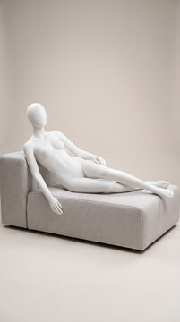 Maniqu&iacute; blanco s&oacute;lido sin costuras en una pose reclinada sobre bloque de espuma