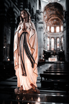 statue of virgin mary