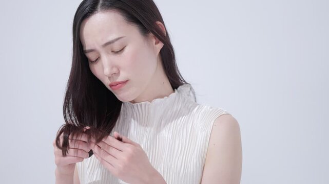 髪の毛の傷みに悩む女性