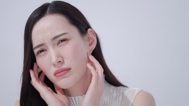 スキンケアする女性