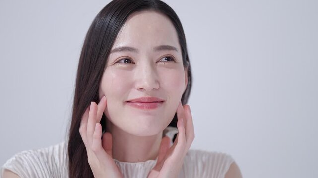 スキンケアする女性