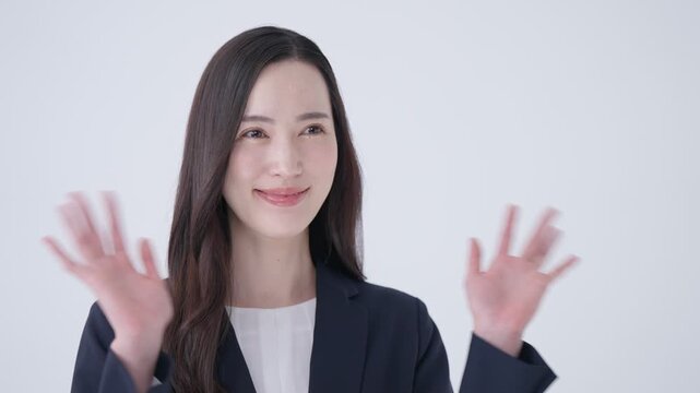 手を振るビジネスウーマン