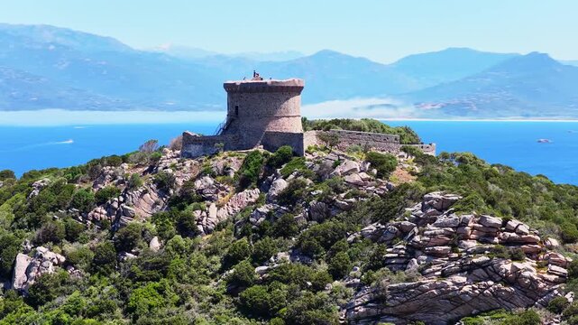 Vue a&eacute;rienne de la tour g&eacute;noise de Campomoro dans le sud de la Corse