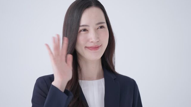 手を振るビジネスウーマン