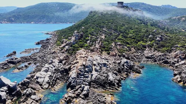 Tour g&eacute;noise de Campomoro en Corse, couverte d'un brouillard marin