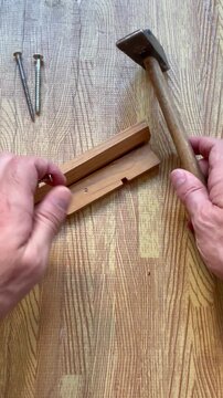 Carpintero con martillo en madera y clavo martillear hammer tornillo clavar en madero de carpinter&iacute;a carpenter to drive a nail manualidad veta fondo veteado pound y fondo veteado vetas wood background