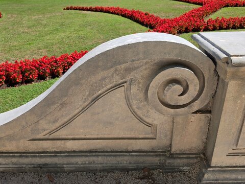 Volutenartige Steinelemente im Barockgarten Mirabell in Salzburg &Ouml;sterreich 