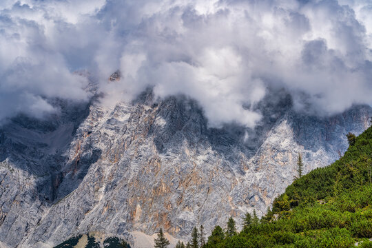 Die Flanke der Zugspitze im dichten Wolken, Ehrwald, Tirol, &Ouml;sterreich