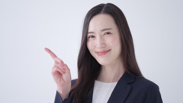 説明するビジネスウーマン