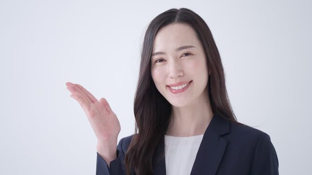 説明するビジネスウーマン