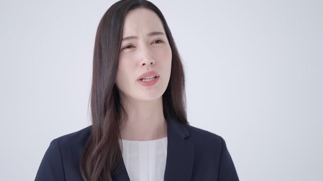 話すビジネスウーマン