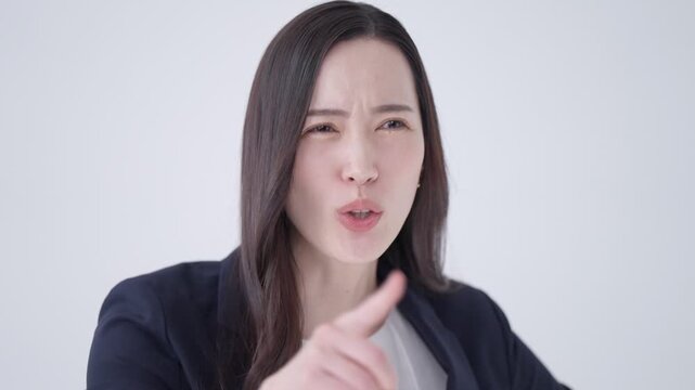 話すスーツのビジネスウーマン