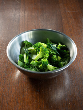 bowl of cooked broccoli