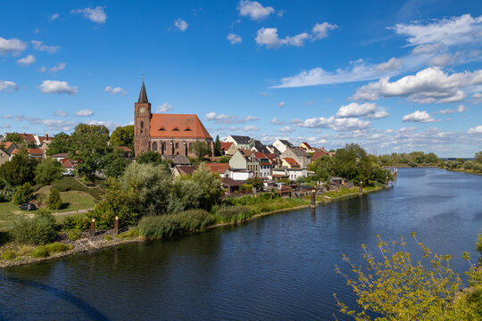 Aussicht &uuml;ber die Oder zur Kirche St. Nikolai in F&uuml;rstenberg (Oder) bei Eisenh&uuml;ttenstadt
