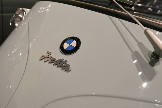 gut erhaltener PKW Isetta aus dem Jahr 1957 mit dem Logo von BMW am Strassenrand 
