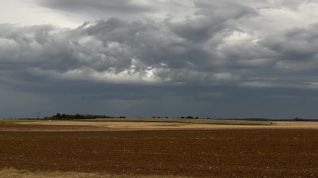 Impact de foudre lors de l'orage du 24 ao&ucirc;t en Loir-et-Cher avec une superbe structure