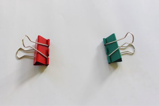 red and green paper clips, pions concept for story telling