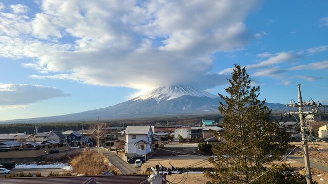 朝の富士山と街並み