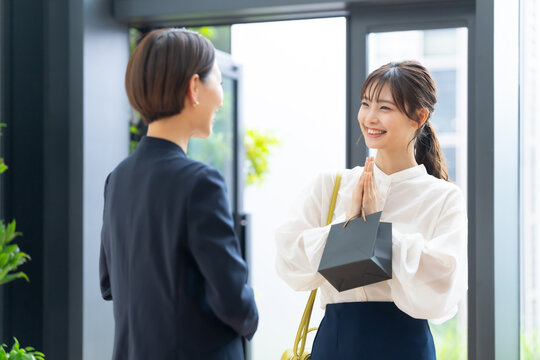 女性　接客